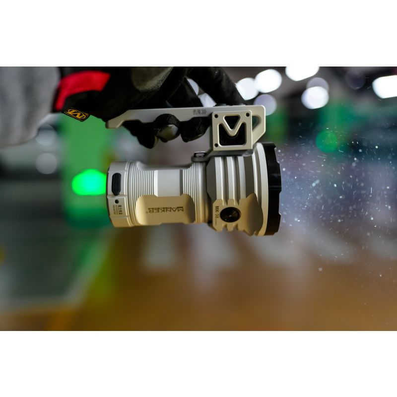 Manker MK38 mångsidig LED-ficklampa med 8x XHP70.2 41500 lumen långt kastavstånd avancerad digital optik
