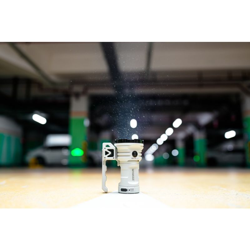 Manker MK38 mångsidig LED-ficklampa med 8x XHP70.2 41500 lumen långt kastavstånd avancerad digital optik