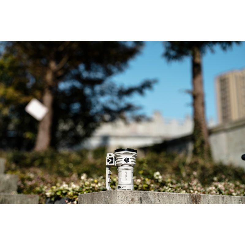 Manker MK38 mångsidig LED-ficklampa med 8x XHP70.2 41500 lumen långt kastavstånd avancerad digital optik