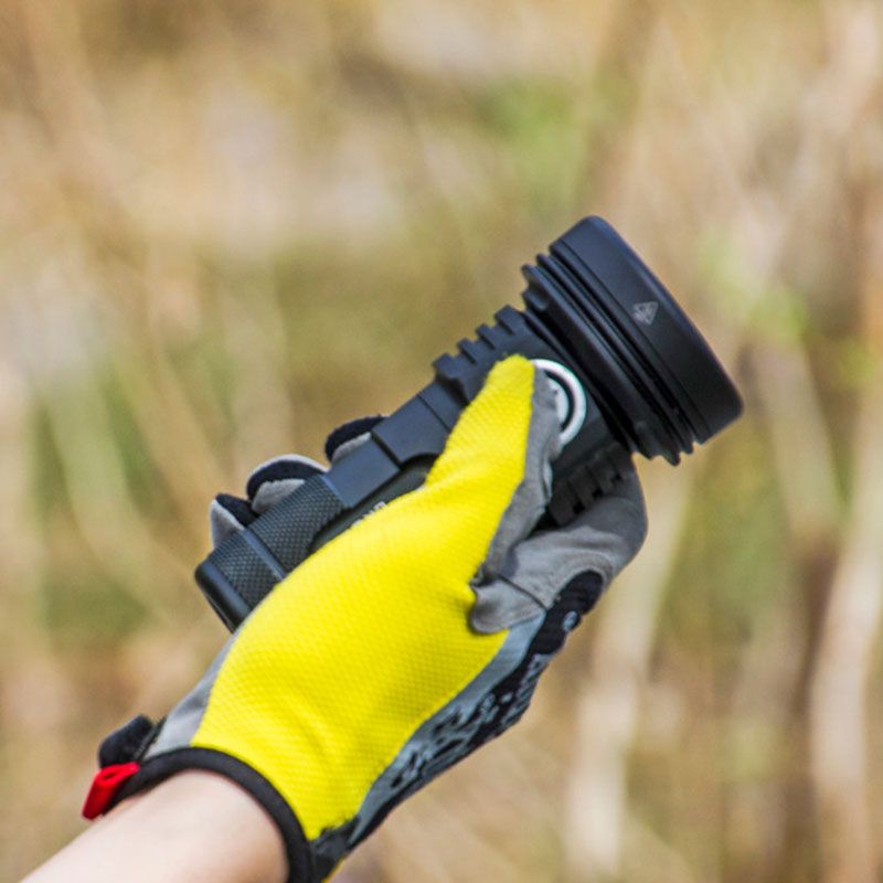 Manker CROWN 5000 lumen 900 meter strålavstånd högprestanda LED zoombar ficklampa utomhusutrustning