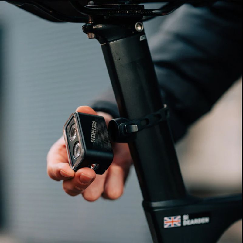 Upptäck Magicshine SEEMEE300 Smart bakljus 300 lumen IPX6 vattentät för cykelsäkerhet och 360° synlighet