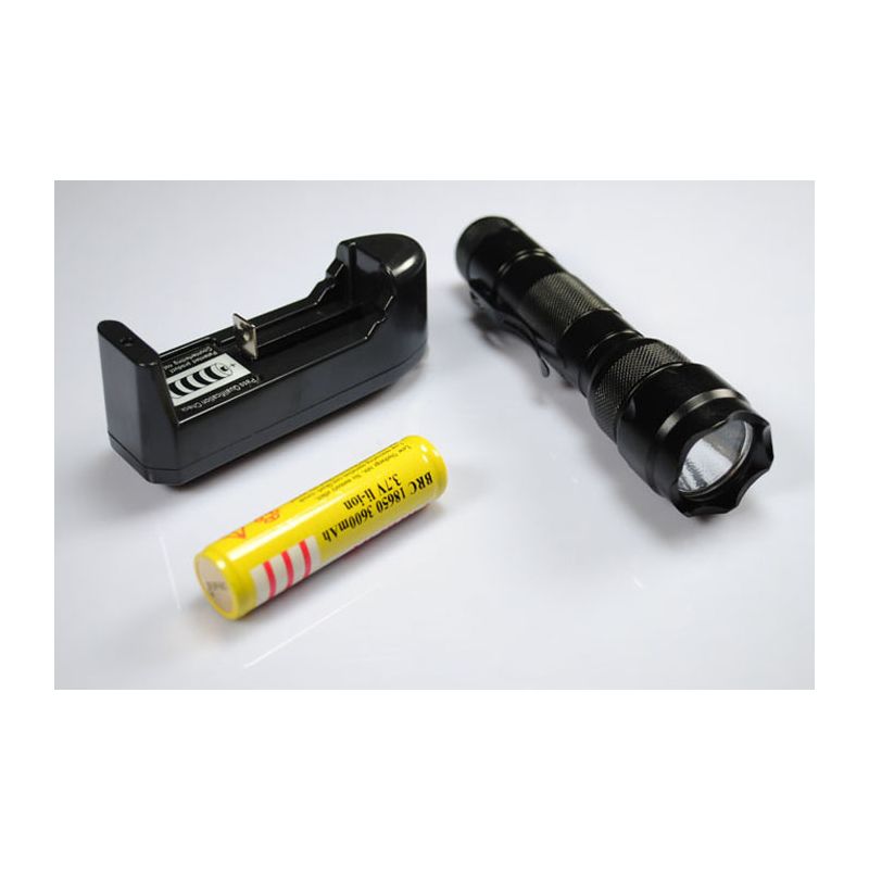 Ultrafire WF-502B LED-ficklampa svart kompakt design 1300 lumen laddningsbart 18650-batteri med laddare camping
