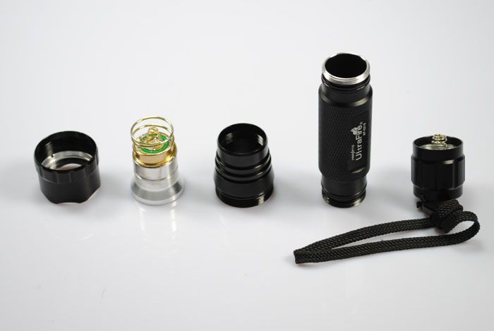 Utforska Ultrafire WF-501B U2 LED-ficklampa 1300 lumen fem lägen perfekt för camping äventyr och nödsituationer