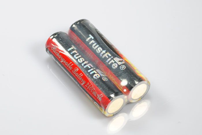 TrustFire 18650 2400mAh Li-ion uppladdningsbart batteri – långvarig och säker kraft för ficklampor och gaming