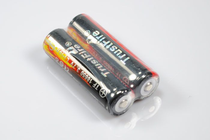 TrustFire 18650 2400mAh Li-ion uppladdningsbart batteri – långvarig och säker kraft för ficklampor och gaming