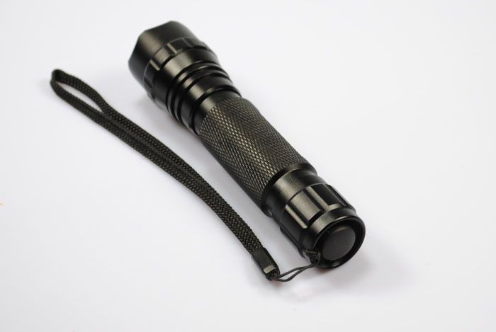 Utforska Ultrafire WF-501B U2 LED-ficklampa 1300 lumen fem lägen perfekt för camping äventyr och nödsituationer