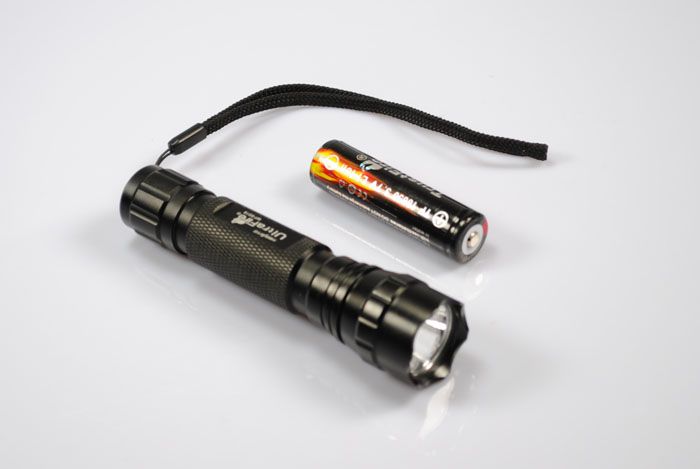 Utforska Ultrafire WF-501B U2 LED-ficklampa 1300 lumen fem lägen perfekt för camping äventyr och nödsituationer