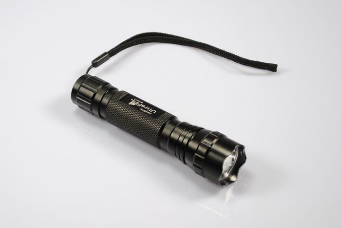 Utforska Ultrafire WF-501B U2 LED-ficklampa 1300 lumen fem lägen perfekt för camping äventyr och nödsituationer