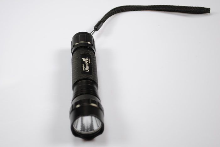 Utforska Ultrafire WF-501B U2 LED-ficklampa 1300 lumen fem lägen perfekt för camping äventyr och nödsituationer