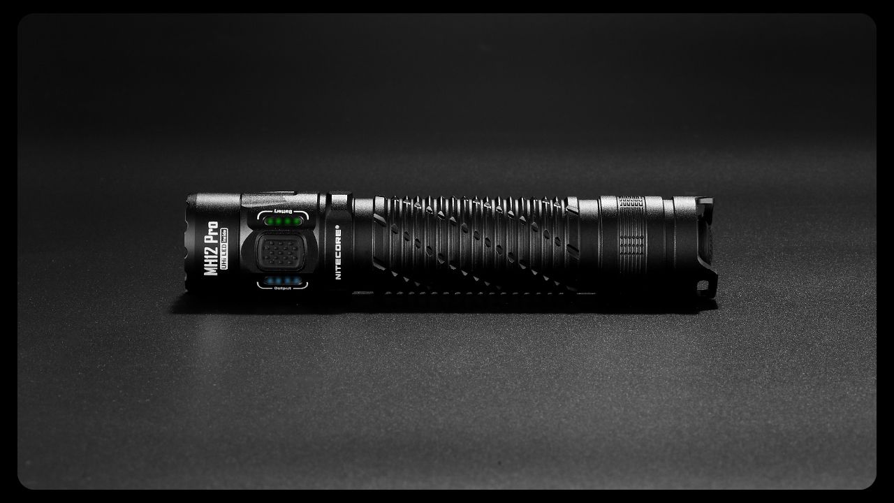 Nitecore MH12 Pro USB-C Laddningsbar Ficklampa 3300 Lumen Högintensiv Stråle för Nattvandringar och Äventyr