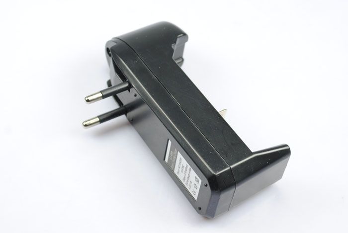 UltraFire Singelcellsladdare för 18650 16340 AA AAA CR123A uppladdningsbart batteri mångsidig och bärbar