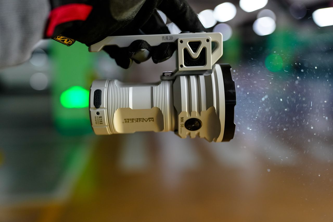 Manker MK38 LED-ficklampa 41500 lumen lång räckvidd hållbar mångsidig för camping och nödsituationer