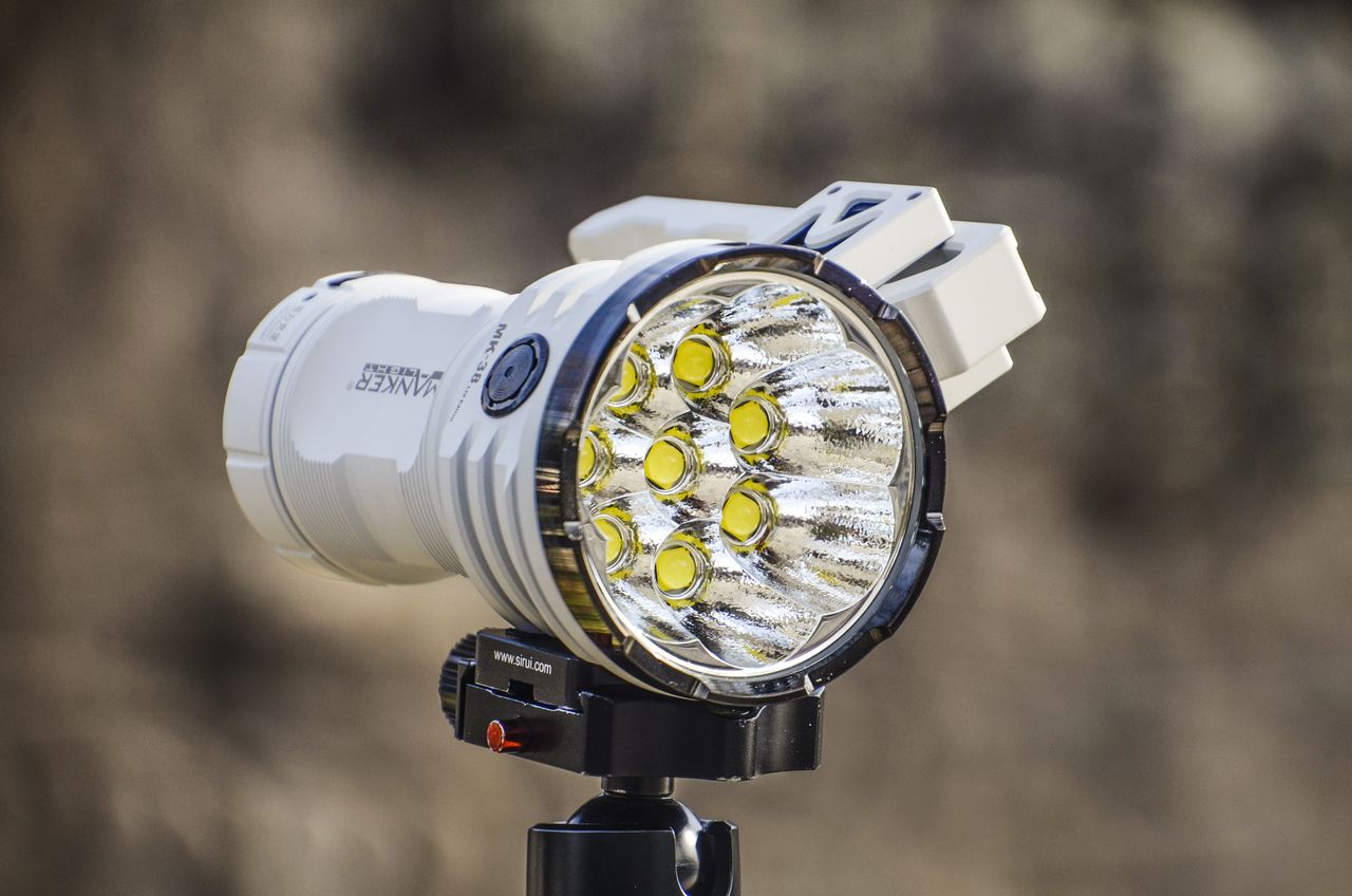 Manker MK38 LED-ficklampa 41500 lumen lång räckvidd hållbar mångsidig för camping och nödsituationer