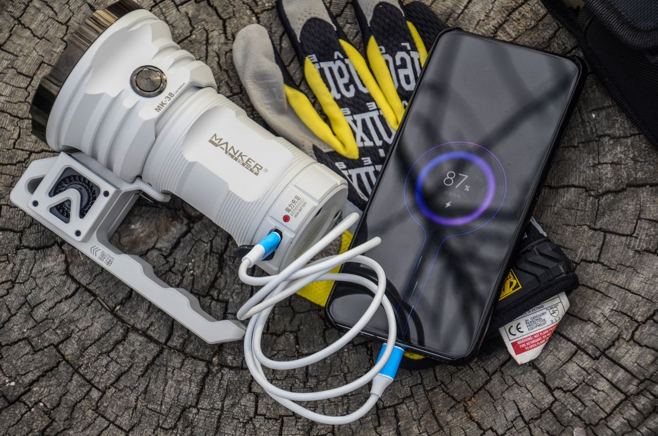 Manker MK38 LED-ficklampa 41500 lumen lång räckvidd hållbar mångsidig för camping och nödsituationer