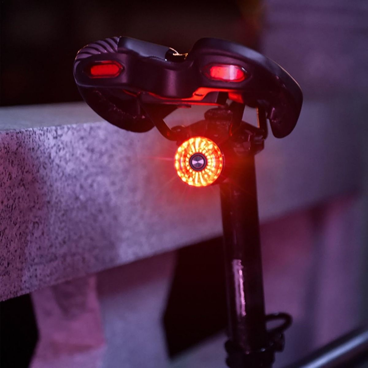 Smart Cykelbaklampa med Bromsinduktion – Vattentät, USB-laddningsbar LED-lampa för Cykelsäkerhet