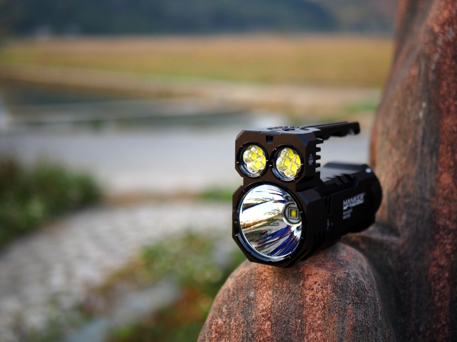 Manker Ranger MK39 II Hållbar Ficklampa Combo Spotlight Floodlight USB Laddningsbar för Vandring och Camping
