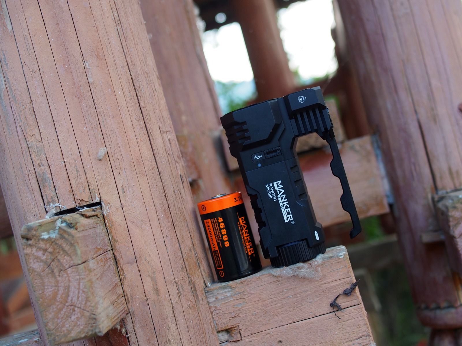 Manker Ranger MK39 II Hållbar Ficklampa Combo Spotlight Floodlight USB Laddningsbar för Vandring och Camping